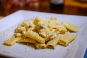 Rigatoni alla carbonara di pesce (in bianco)