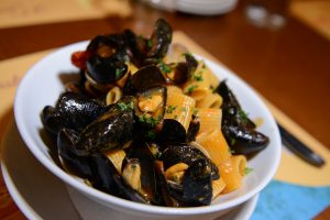 Tubettoni (mezze maniche) cozze e pecorino