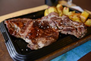 Bistecca ai ferri con patate arrosto