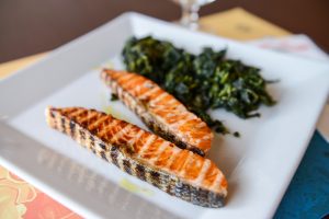 Filetto di salmone fresco con cicoria ripassata