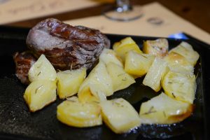 Filetto ai ferri contornata di patate arrosto