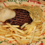 Hamburger con crema al pepe verde e patatine fritte