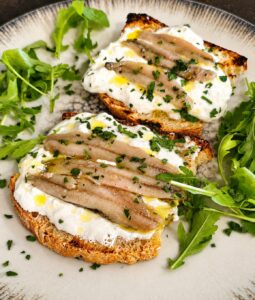 Bruschette Stracciata e Alici (2pz)